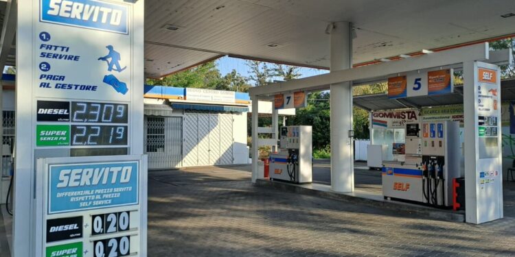 Sei paesi Ue chiedono tassa su extraprofitti compagnie petrolifere, anche l’Italia