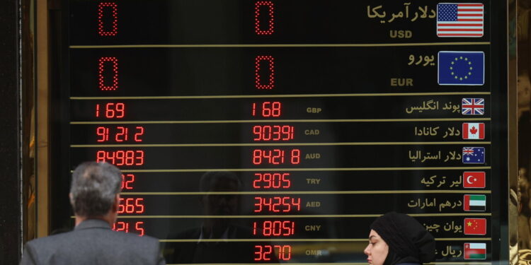 Valuta Iran crolla al minimo storico contro il dollaro