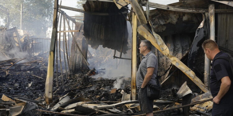 Almeno 12 morti nel raid russo notturno su Kiev