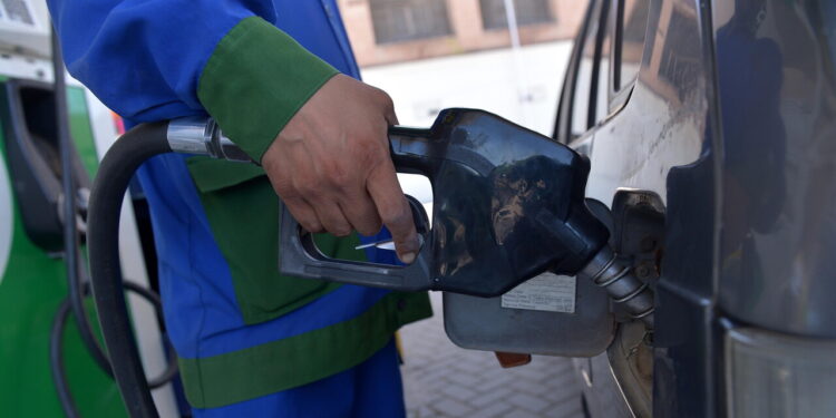 La benzina schizza sopra 2 euro al litro