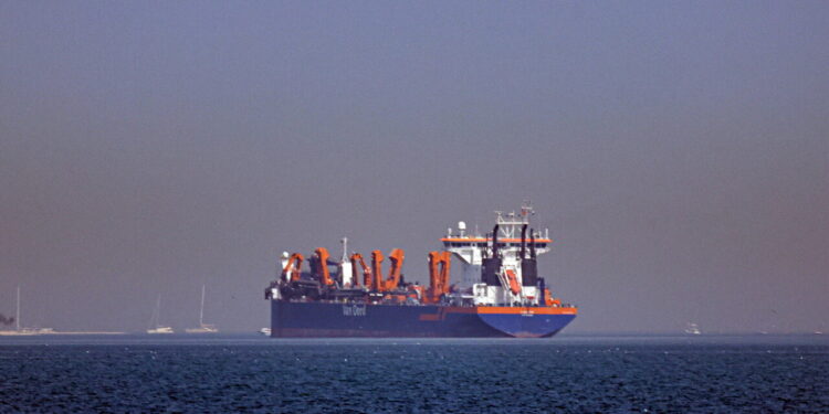 Ukmto, ‘nave colpita da proiettile nello stretto di Hormuz, un ferito’
