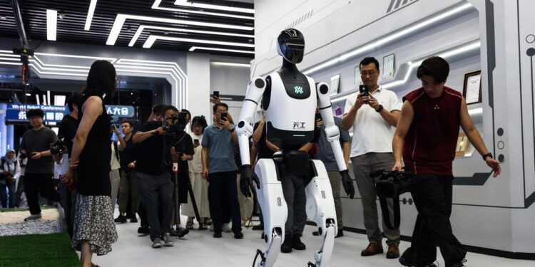 Robot umanoide cinese corre i 100 metri in 8,86 secondi