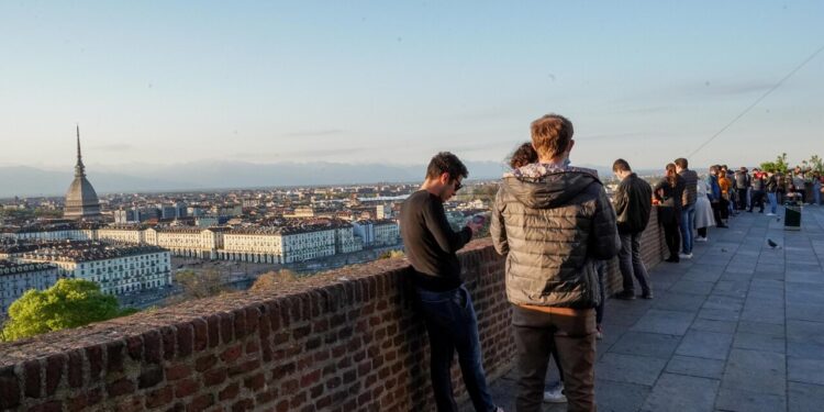 Quasi 4 giovani disoccupati per ogni adulto disoccupato in Italia