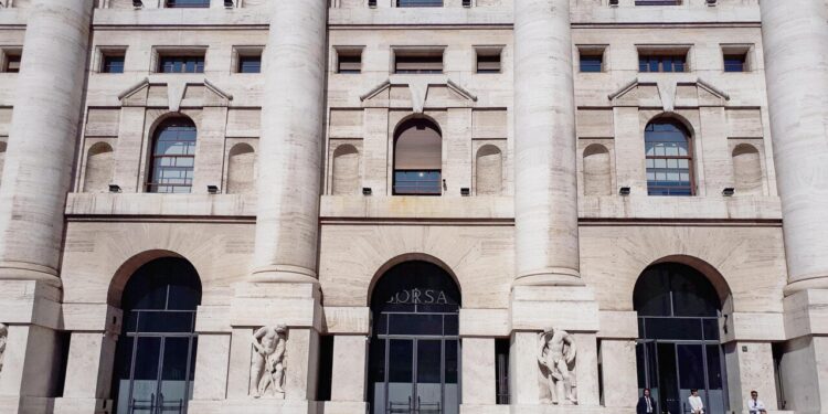 Borsa: Milano in lieve calo (-0,1%), corre Stellantis, cede Stm