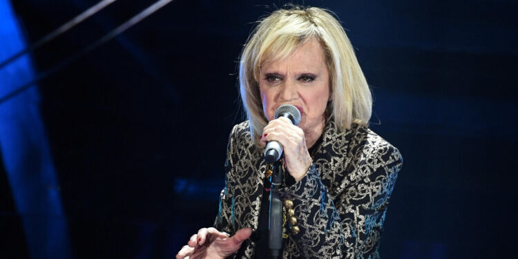 Rita Pavone reinterpreta ‘La notte è piccola’ con The italian society e Saturnino