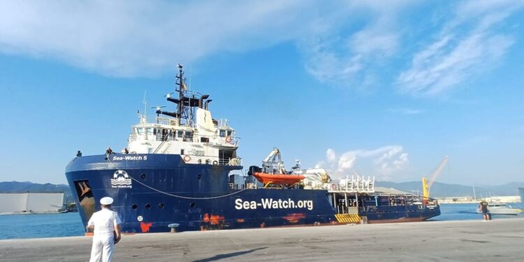 Piantedosi ferma la Sea Watch, multa e stop di 45 giorni