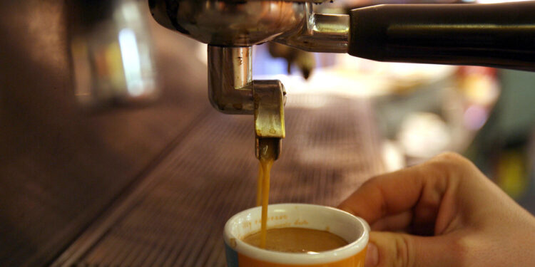 È caro tazzina, l’espresso costa 1,29 euro, il 24% più del 2021