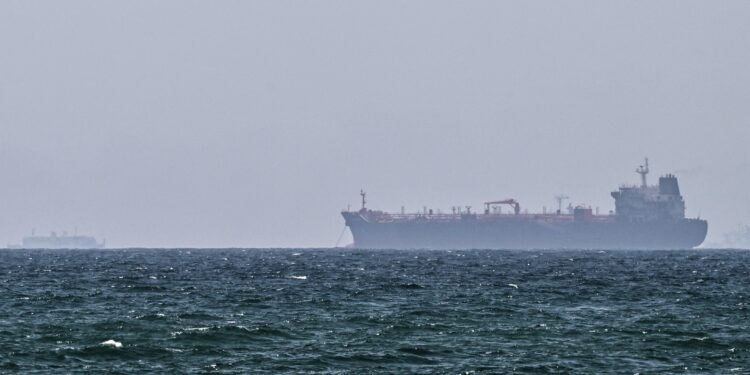 Iran, petroliera in fiamme al largo dell’Arabia Saudita: colpita da ‘proiettile non identificato’