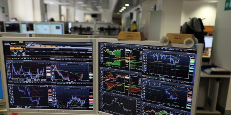 Borsa: l’Europa piatta in attesa dei dati Usa, bene l’euro a 1,155 contro il dollaro