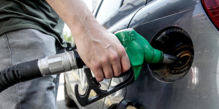 Benzina oltre i 2 euro ma non calano i consumi, toccati i massimi da 16 anni