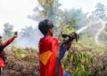 Spegne gli incendi vestito da Superman, 17enne indonesiano star del web