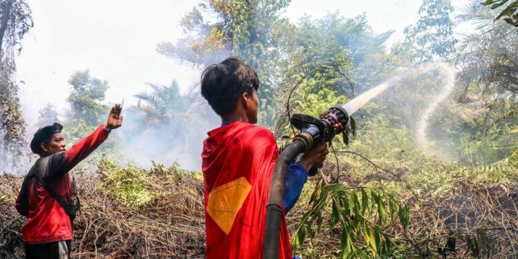Spegne gli incendi vestito da Superman, 17enne indonesiano star del web