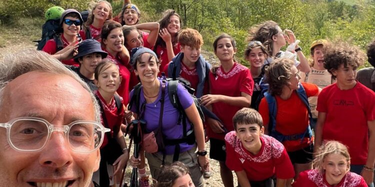 Federico Taddia inventa il ‘book trekking’, 20 adolescenti in cammino per ritrovarsi