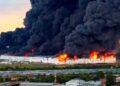 Droni ucraini in Russia, in fiamme Wildberries e raffinerie. Zelensky: “Colpiti 16 obiettivi”