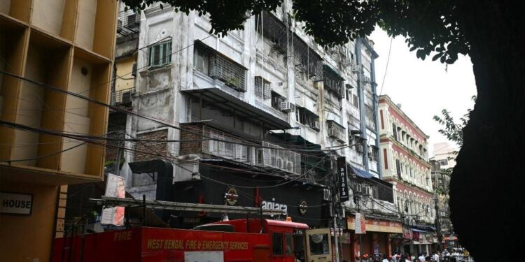 Incendio in un hotel a Calcutta: 9 morti, tra cui un bambino, e diversi feriti