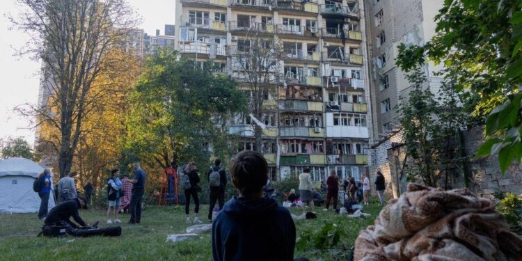 Ucraina, Mosca bombarda Kiev: 15 morti. Il sindaco: “Colpito ospedale pediatrico”. Zelensky: “Da parte del mondo non c’è giusta risposta”
