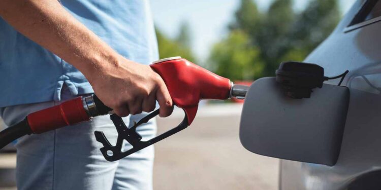 Petrolio, Brent a 86 dollari: cosa cambia per carburanti e accise