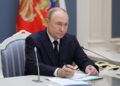 Ucraina, Macron sente Zelensky: “Orrore per raid russi, presto nuovi intercettori a Kiev”
