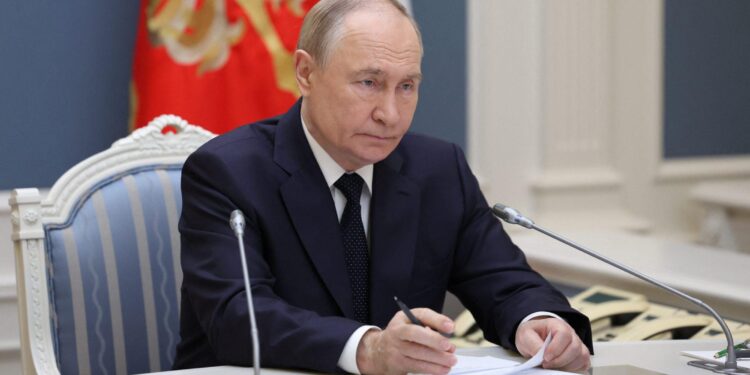 Ucraina, Macron sente Zelensky: “Orrore per raid russi, presto nuovi intercettori a Kiev”