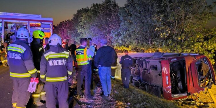 Ungheria, autobus si ribalta e finisce in un fossato: 12 morti e 10 feriti